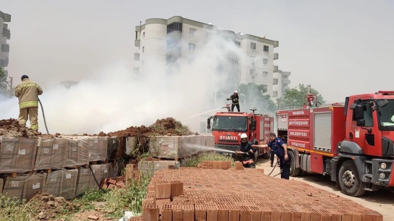 Nusaybin’de yanan motosikletin üstüne kepçeyle toprak atıldı