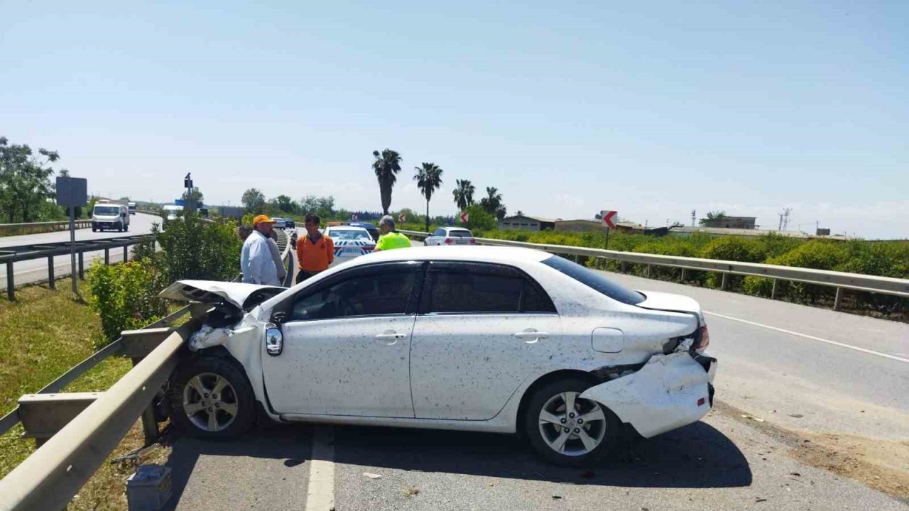 Önündeki aracın sağından geçmeye çalışan otomobil, önce bariyere sonra motosiklete çarptı: 2 yaralı