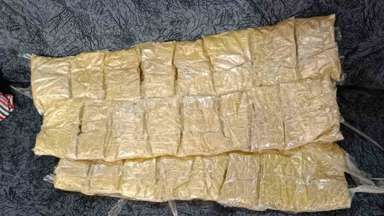 Otobüsteki 2 yolcunun üzerinden 10 kilogram eroin çıktı