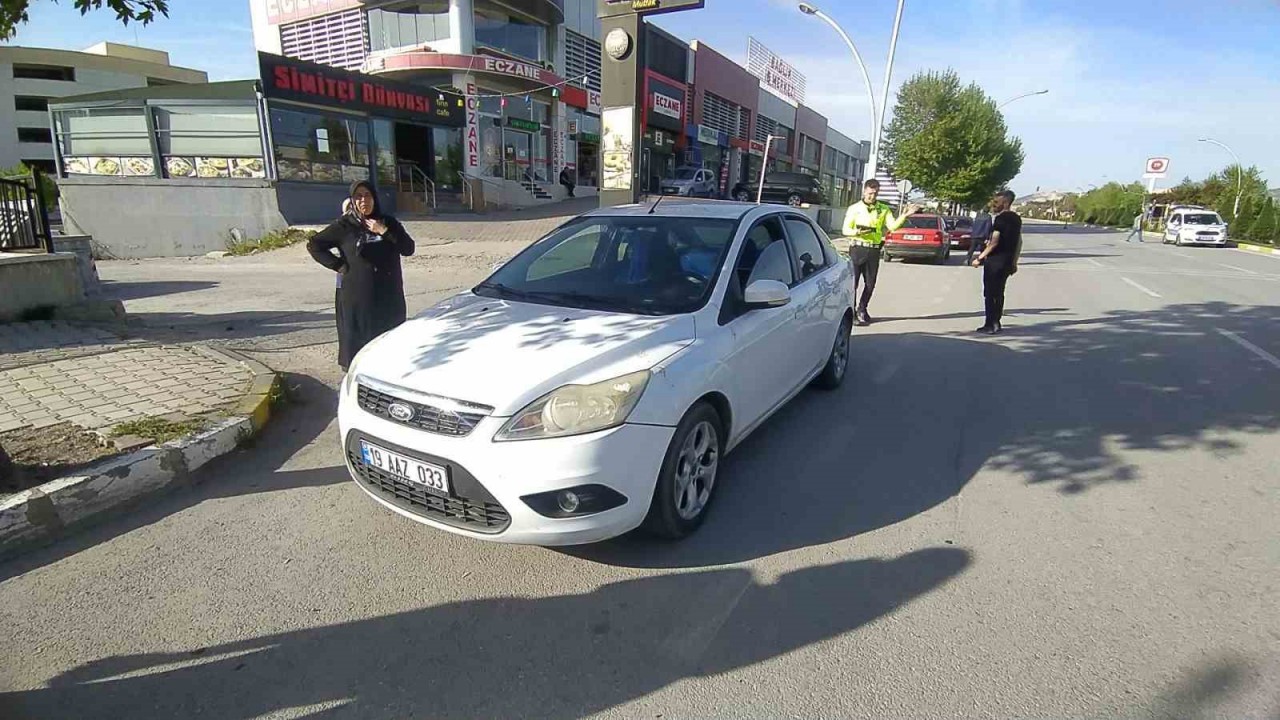 Otomobilin çarptığı yaşlı kadın yaralandı