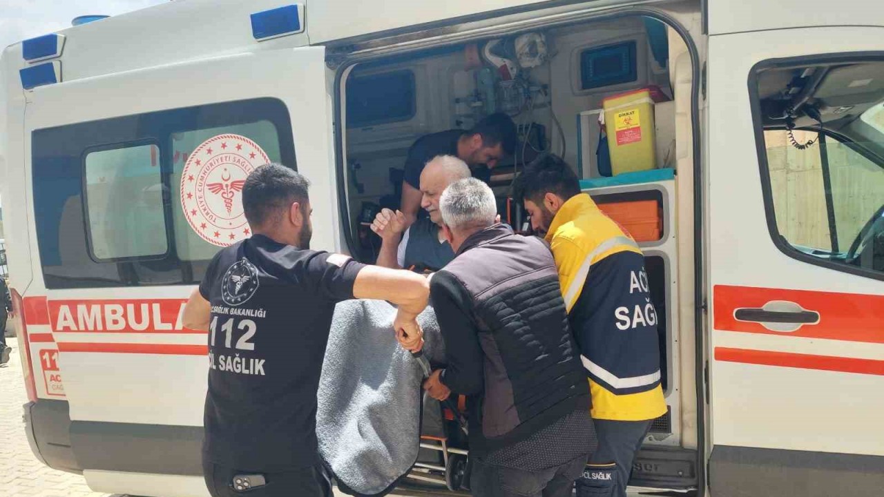 Oy kullanmak için ambulansla sandık başına geldi