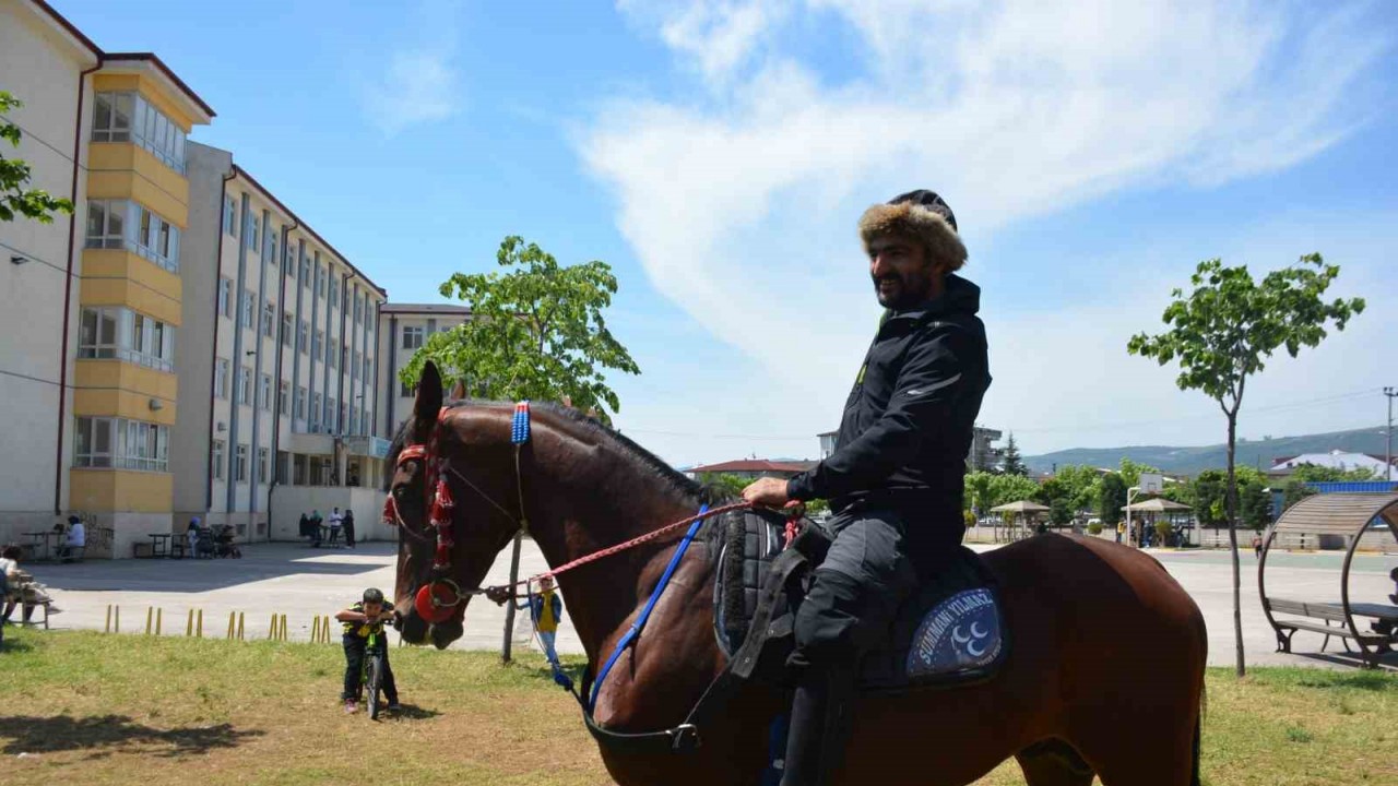 Oy kullanmaya atıyla geldi