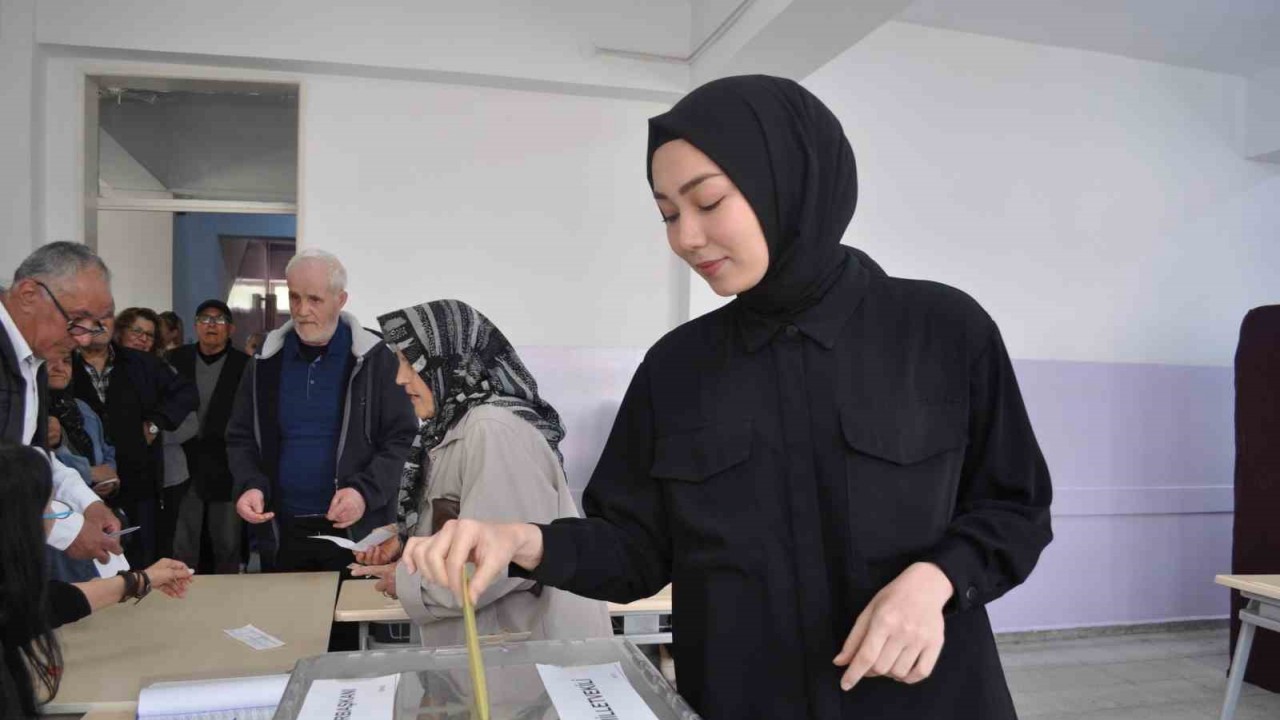 Oy kullanmaya giden vatandaşlar sandık başlarında kuyruk oluşturdu