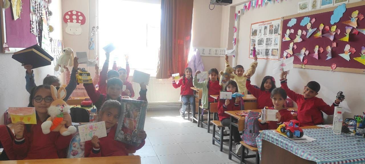 Oyuncak, kitap ve alışveriş malzemelerinden oluşan kolileri depremzede arkadaşlarına gönderdiler