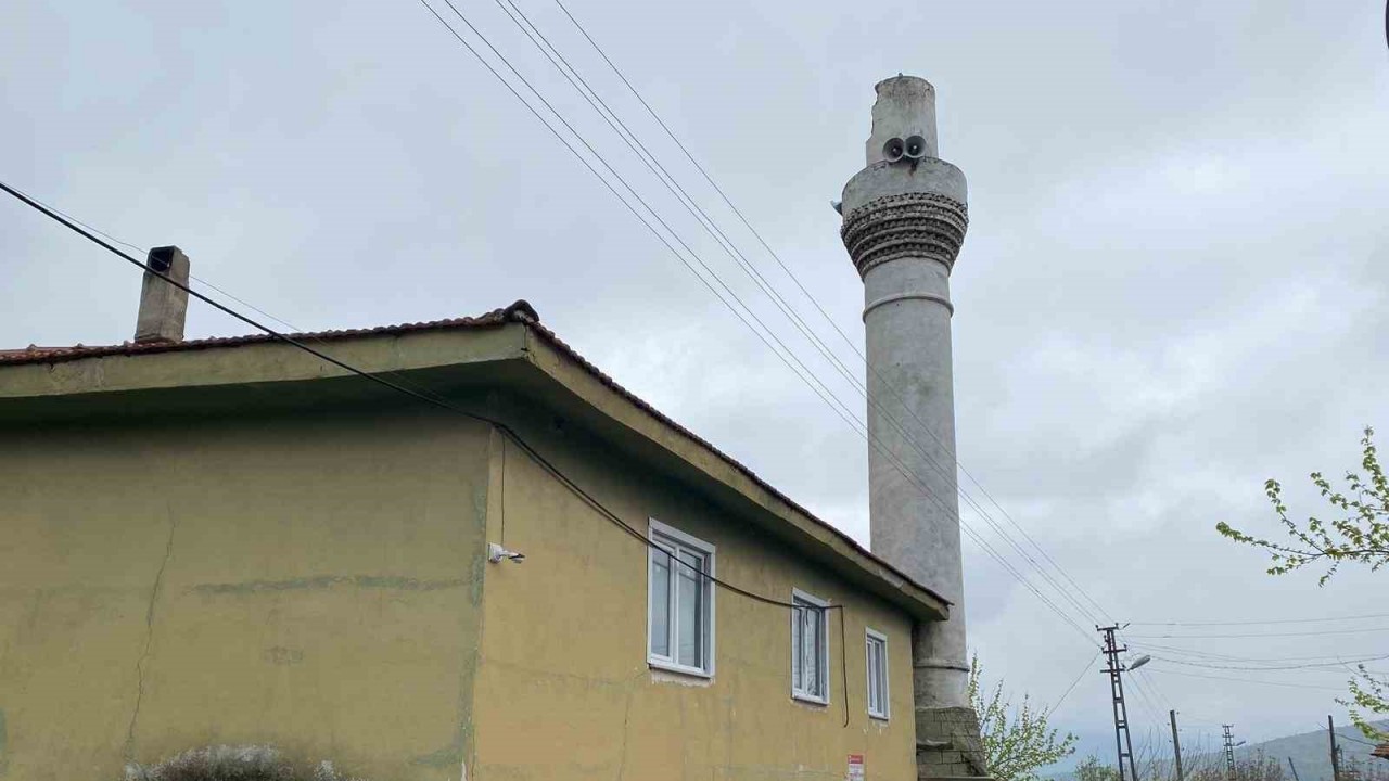 (ÖZEL) Bilecik’te cami minaresine yıldırım düştü