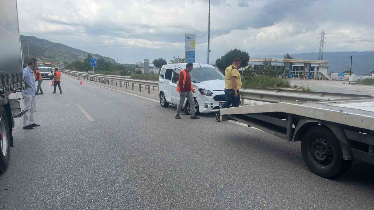 Park halindeyken hareket eden hafif ticari araç, D100’de tıra çarpıştı