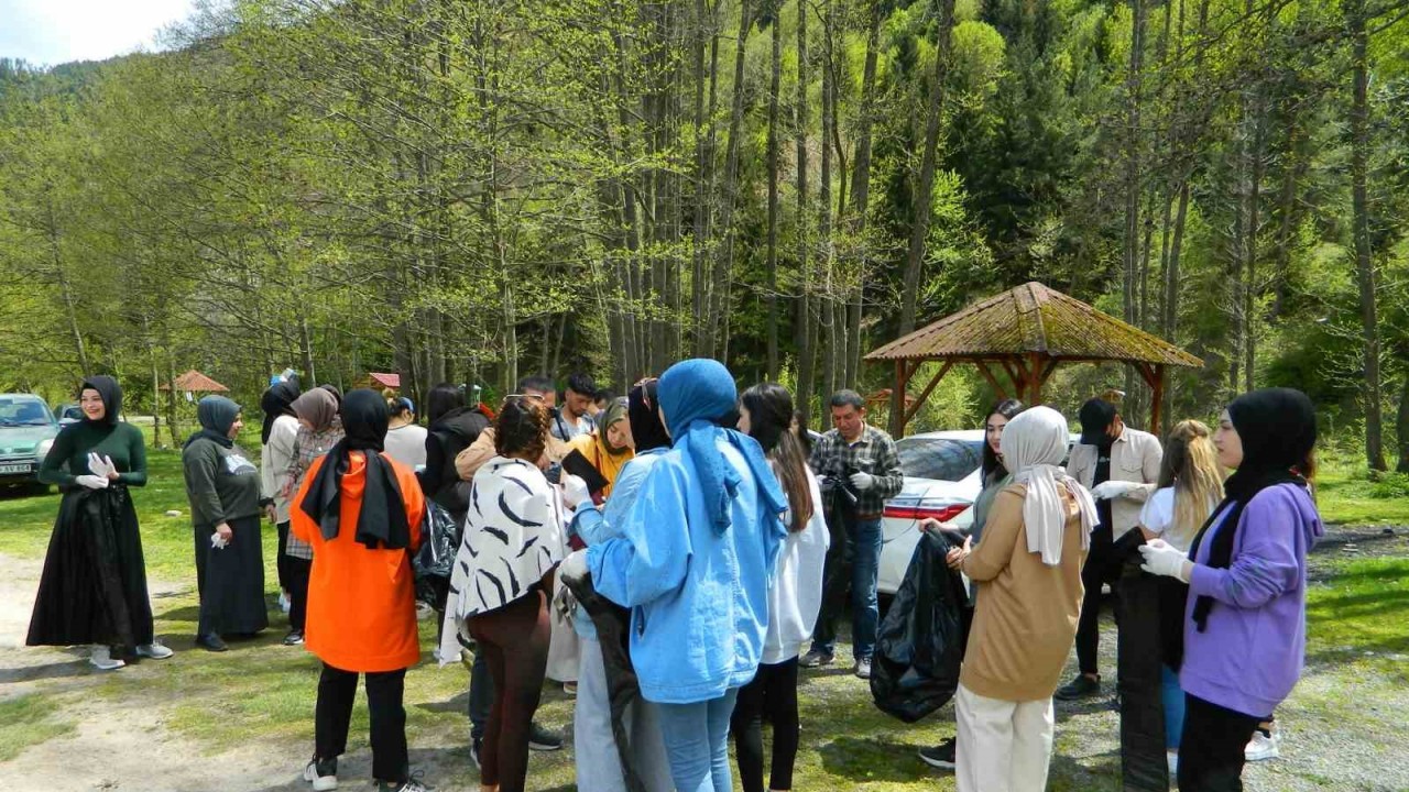 Posof’ta öğrenciler çevre temizliğine çıktı