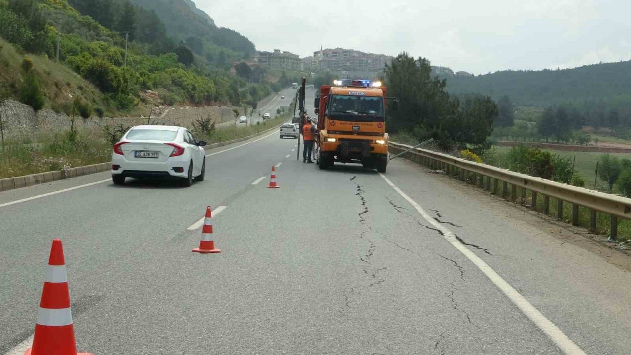 Sağanak yağışın etkili olduğu Menteşe’de yol çöktü