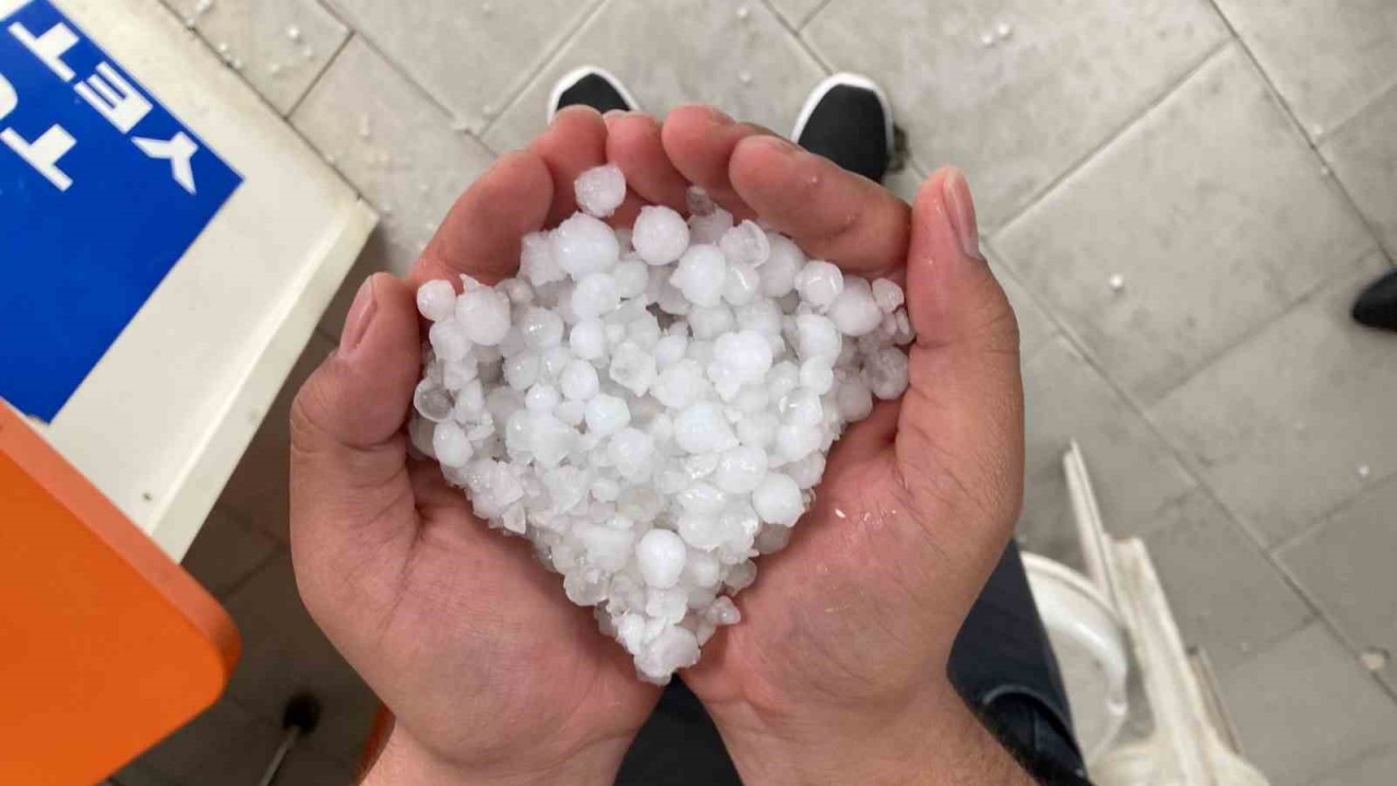 Sarıgöl’de üst üste dolu yağışı