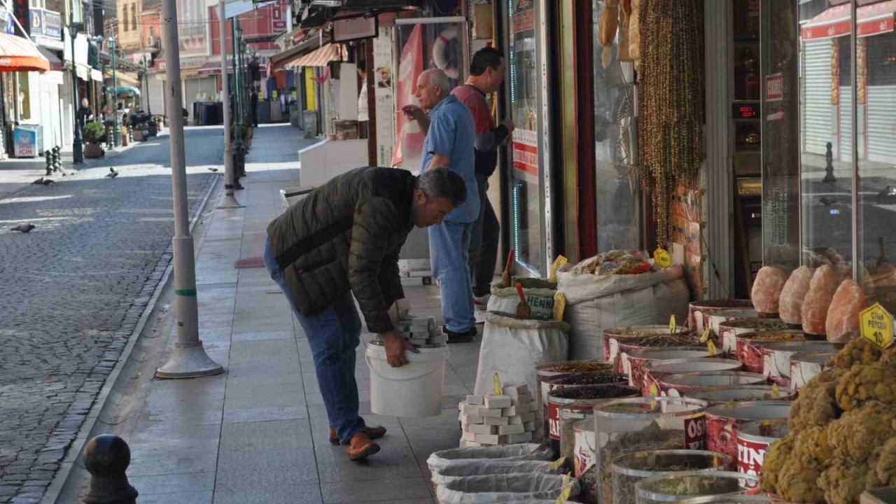 Seçim günü bazı esnaf dükkânını açarken, bazıları da açmamayı tercih etti