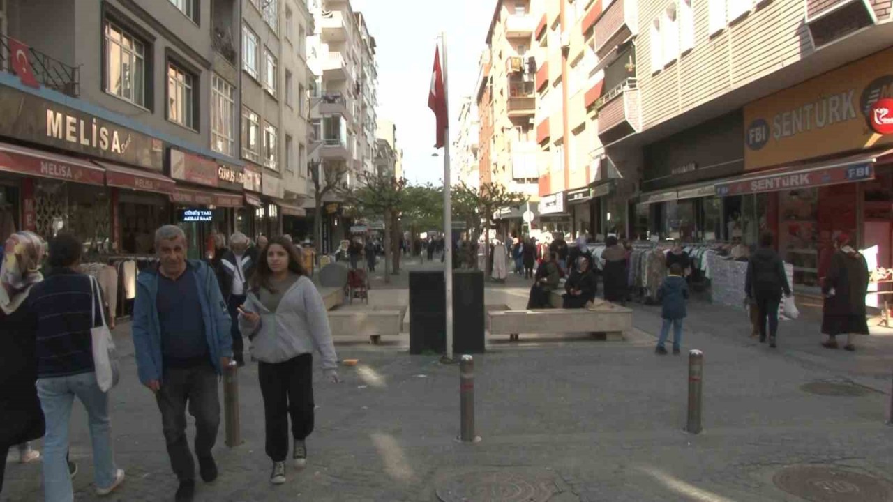 Şehit anıtına kurulan seçim standı nedeniyle tartışma çıktı: CHP’lilerin saldırdığı vatandaş isyan etti