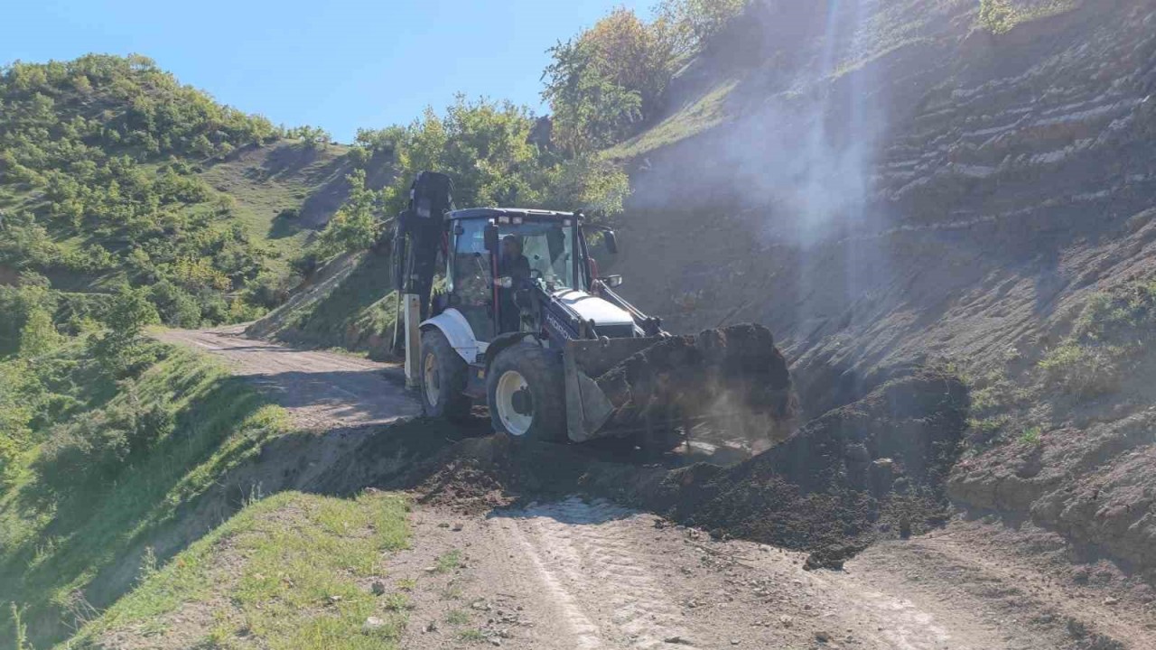 Şenoba beldesinde köy yolları açılıyor