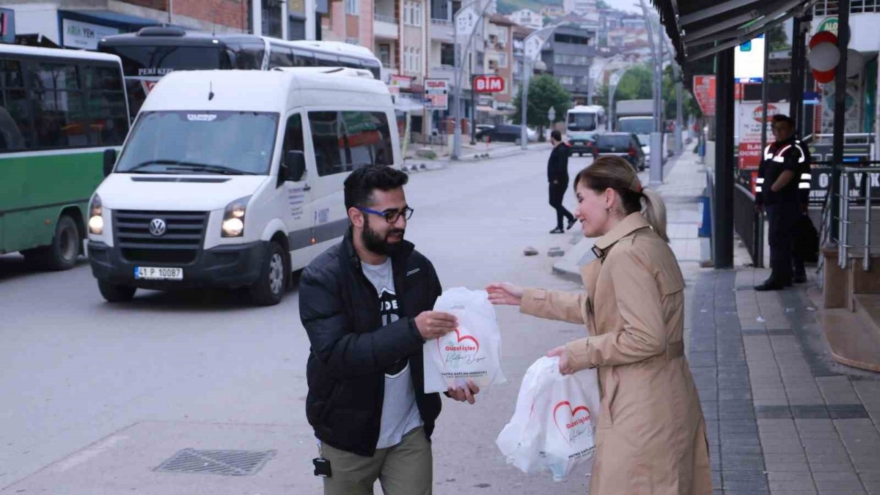 Servis bekleyen vatandaşlara iç ısıtan ikram