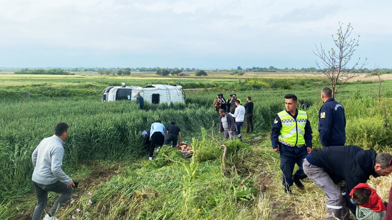 Servis minibüsü devrildi: 8 yaralı