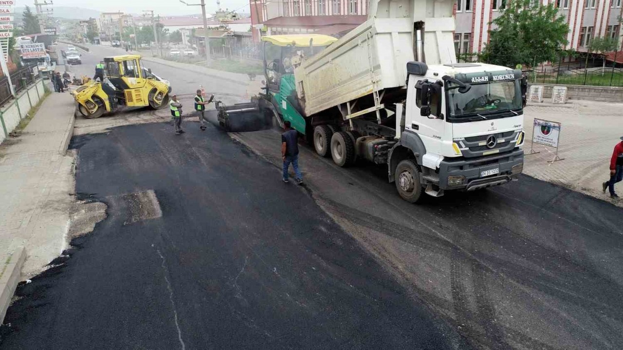 Siirt Belediyesi kent genelinde 40 bin ton asfalt kullanarak yoları onarıyor