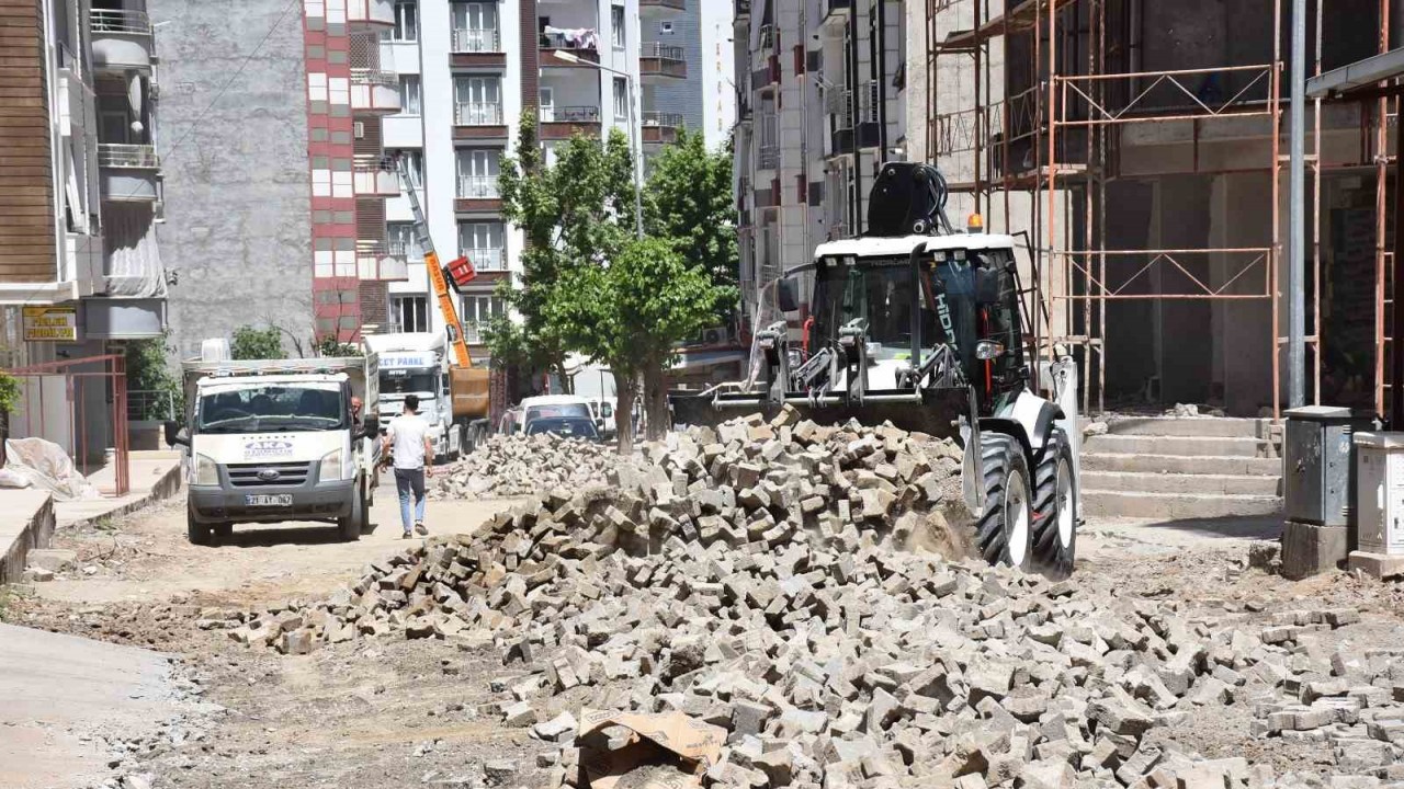 Siirt Belediyesi kilit parke ve yol bakım çalışmalarını sürdürüyor