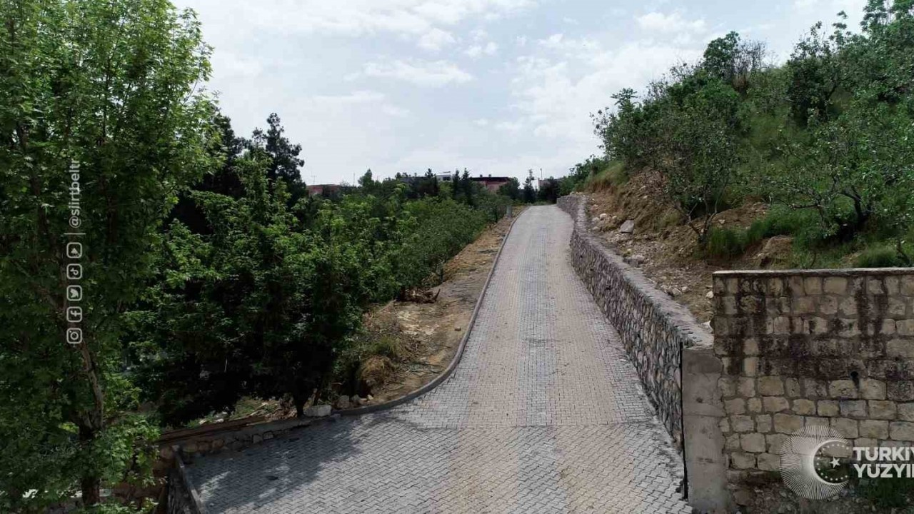 Siirt Belediyesi, mezarlığa giden yol çalışmalarını tamamladı