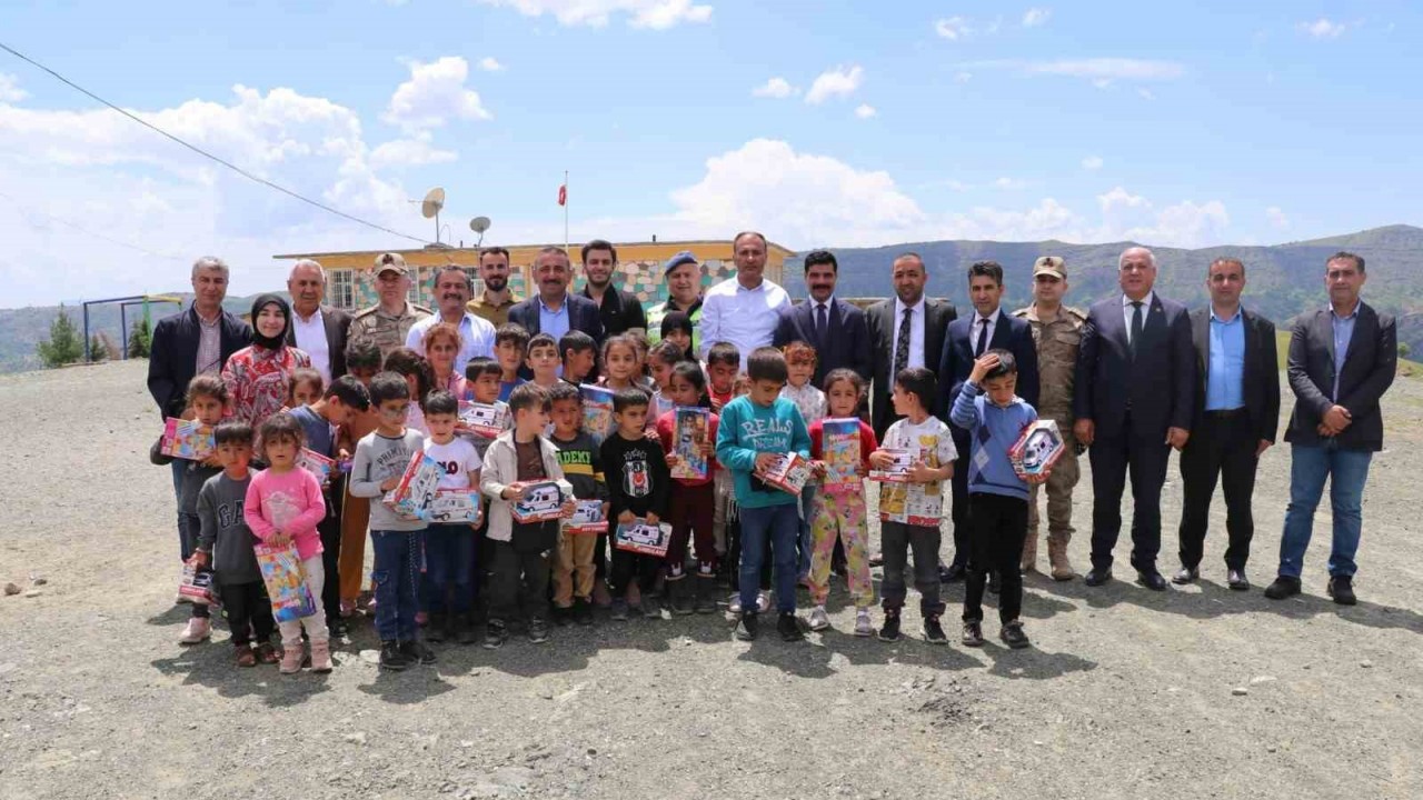 Siirt Valisi Hacıbektaşoğlu, Baykan’da köy okulunda öğrencilerle bir araya geldi