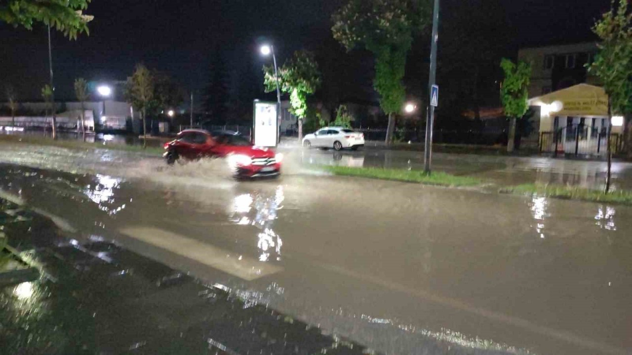 Sivas’ta kuvvetli yağış caddeleri göle çevirdi