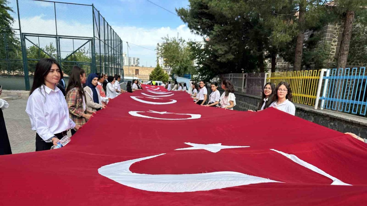 Siverek’te öğrenciler 19 Mayıs’ta dev Türk bayrağıyla şehir turu attı