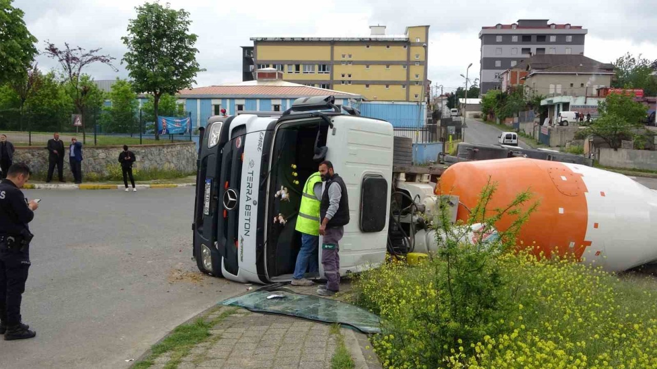 Sultanbeyli’de virajı alamayan beton mikseri devrildi: 1 yaralı