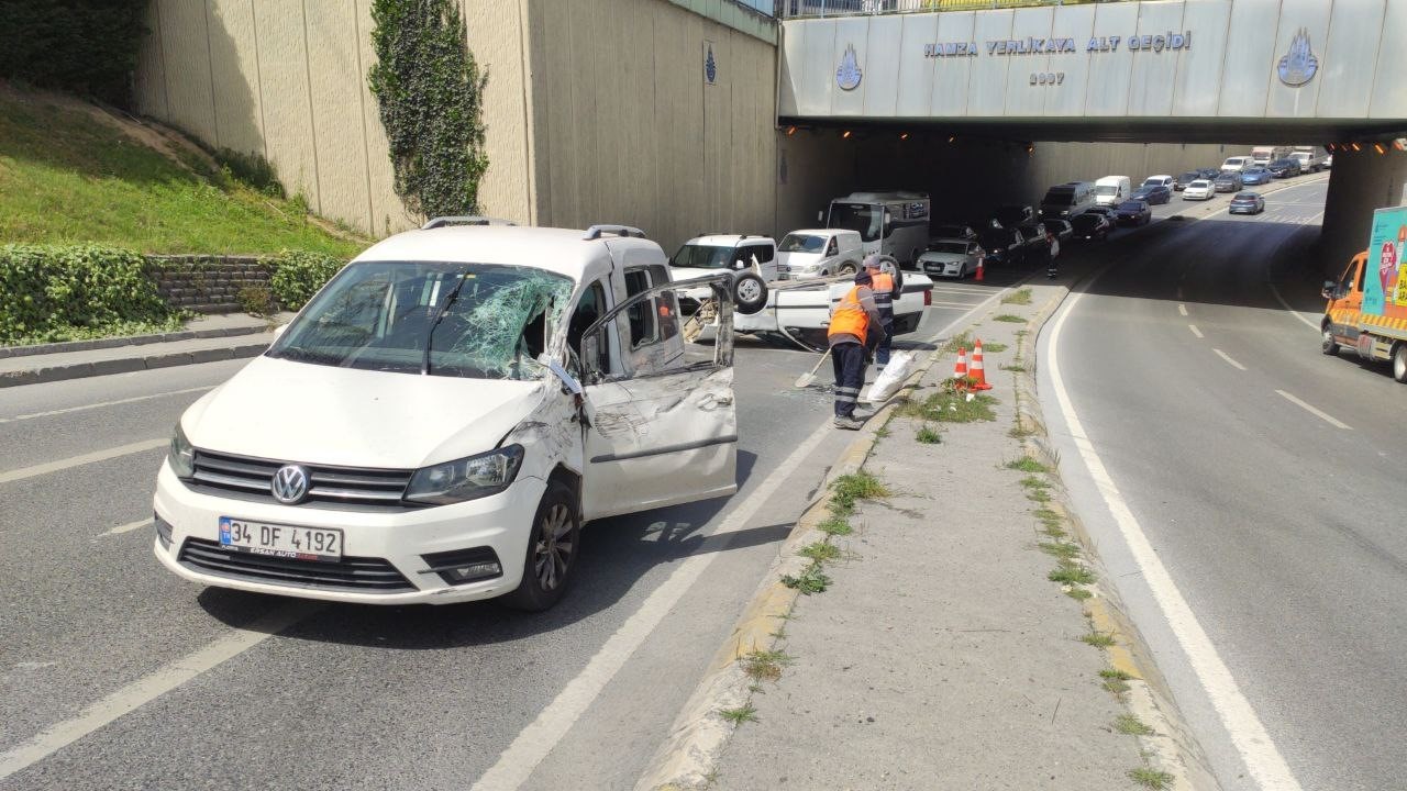 Sultangazi’de karşı şeride geçen otomobil takla attı: 4 yaralı