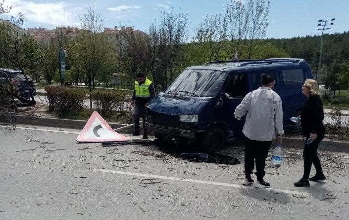 Sürücüsünün kontrolünü kaybettiği minibüs orta refüje çıktı