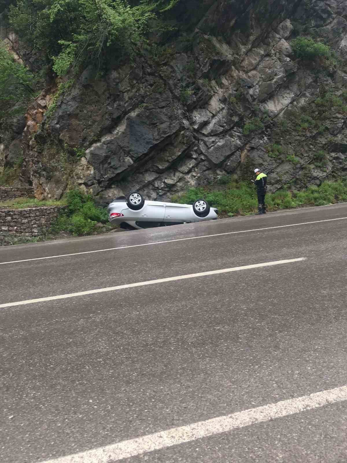 Takla atan otomobilden hafif yaralı çıktı