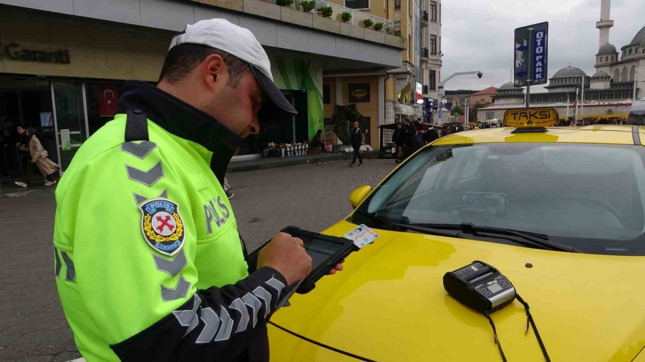 Taksi şoförü taksimetreyi açmadı turistten 2 bin 750 lira para istedi