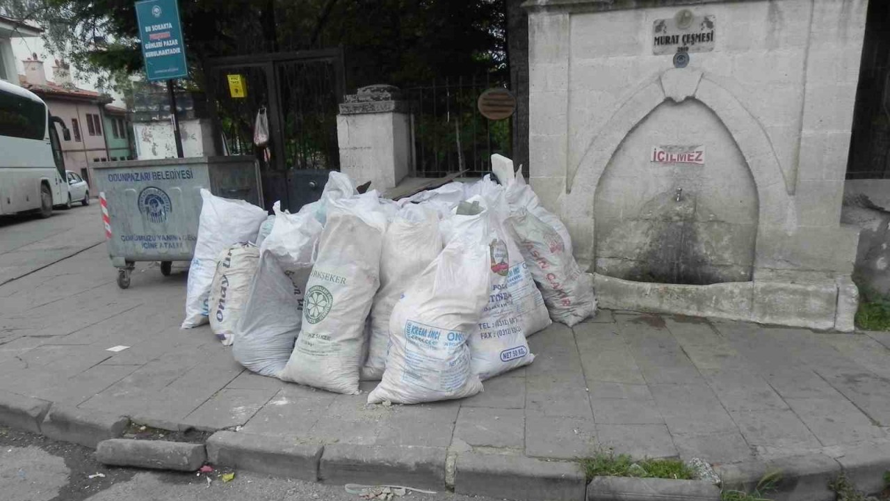 Tarihi bölgenin kaldırımında günlerce bekleyen moloz yığınları