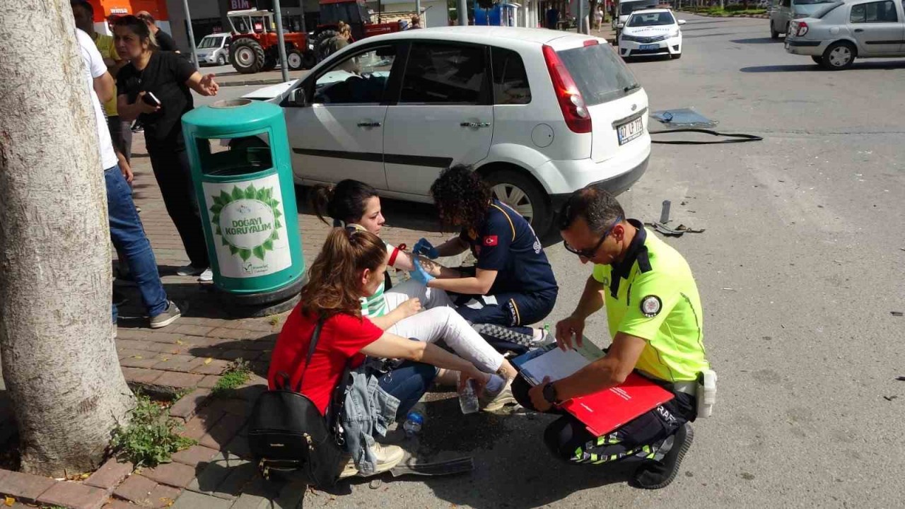 Ters yön kazasında araçlar hurdaya döndü: 4 yaralı