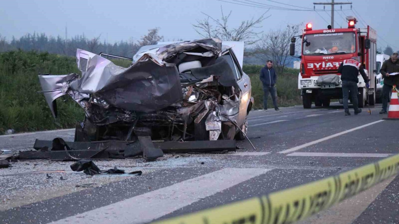 TIR’a arkadan çarpan otomobil paramparça oldu: 1 ölü