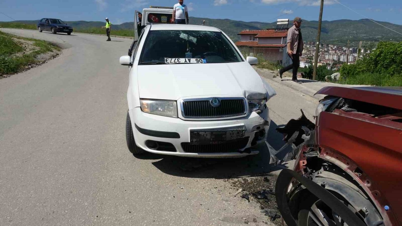 Tokat’ta otomobiller kafa kafaya çarpıştı: 2’si çocuk 5 yaralı