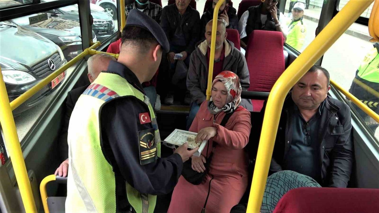 Trafik Haftası’nda sürücülere lokum dağıttılar