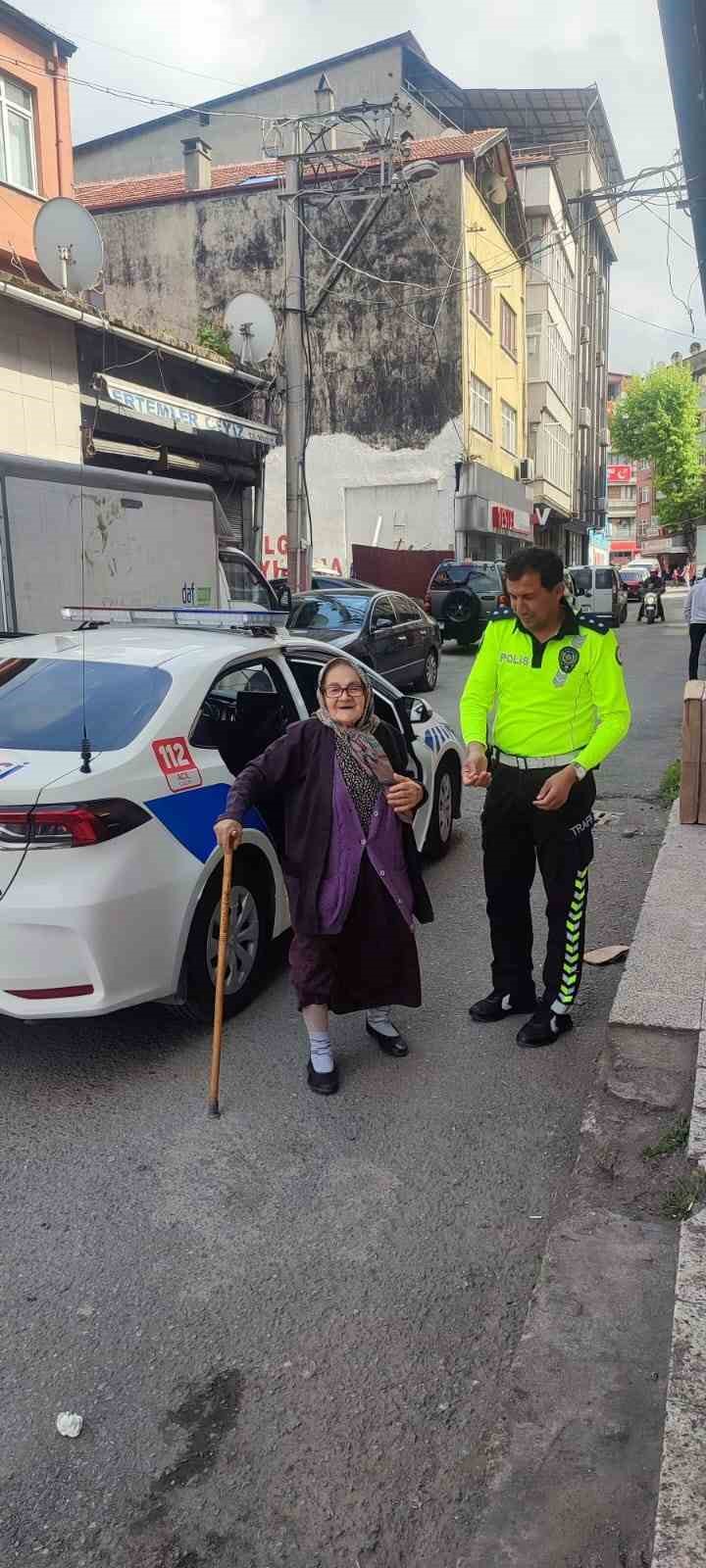 Trafik polisleri yaşlı kadının imdadına yetişti