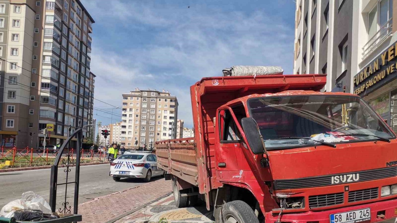 Tramvayla çarpışan kamyonet istinat duvarını yıktı