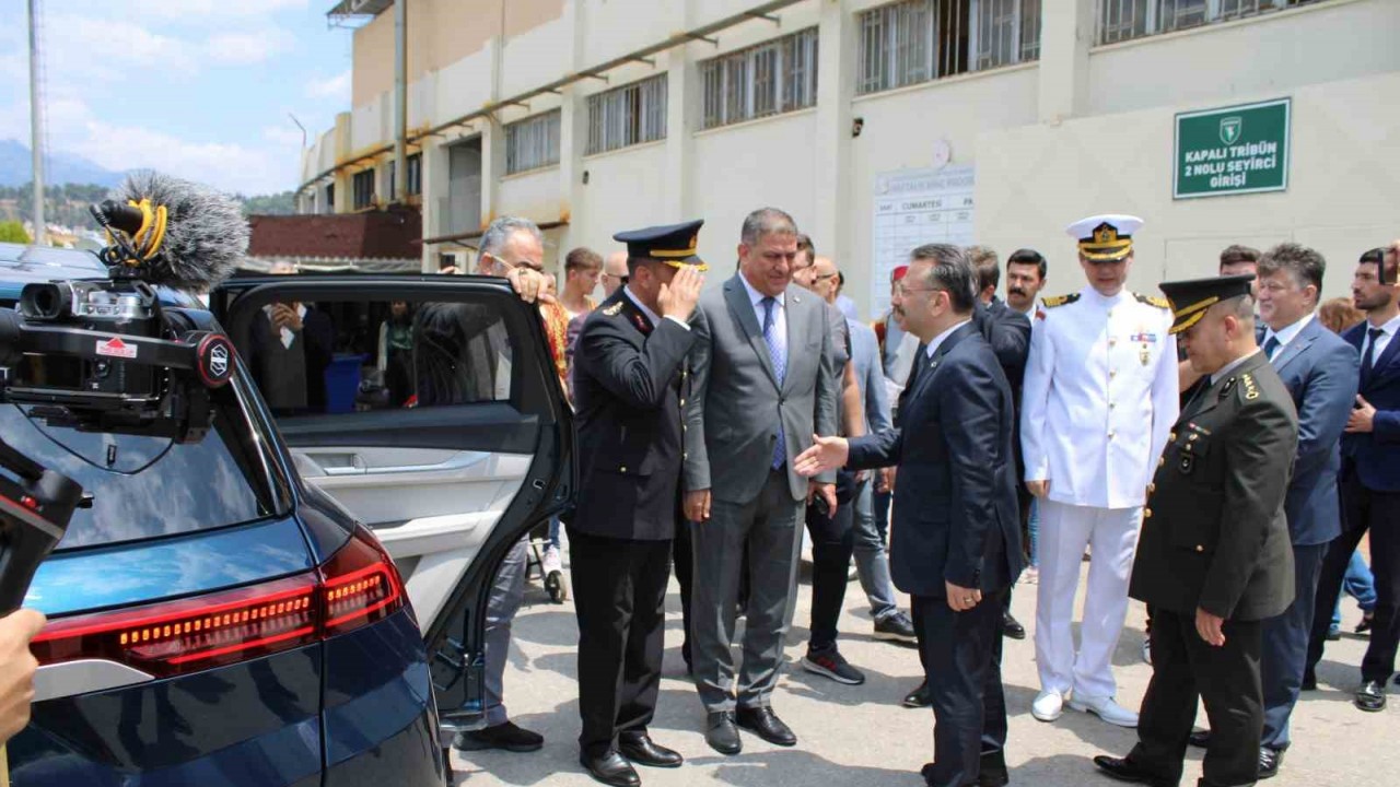 Vali Aksoy, makam aracı TOGG ile ilk resmi törene katıldı