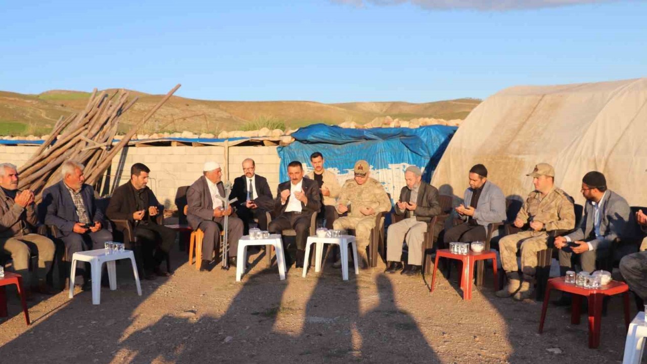 Vali Hacıbektaşoğlu, sütlüce mezrasında özbek ailesine taziye ziyaretinde bulundu