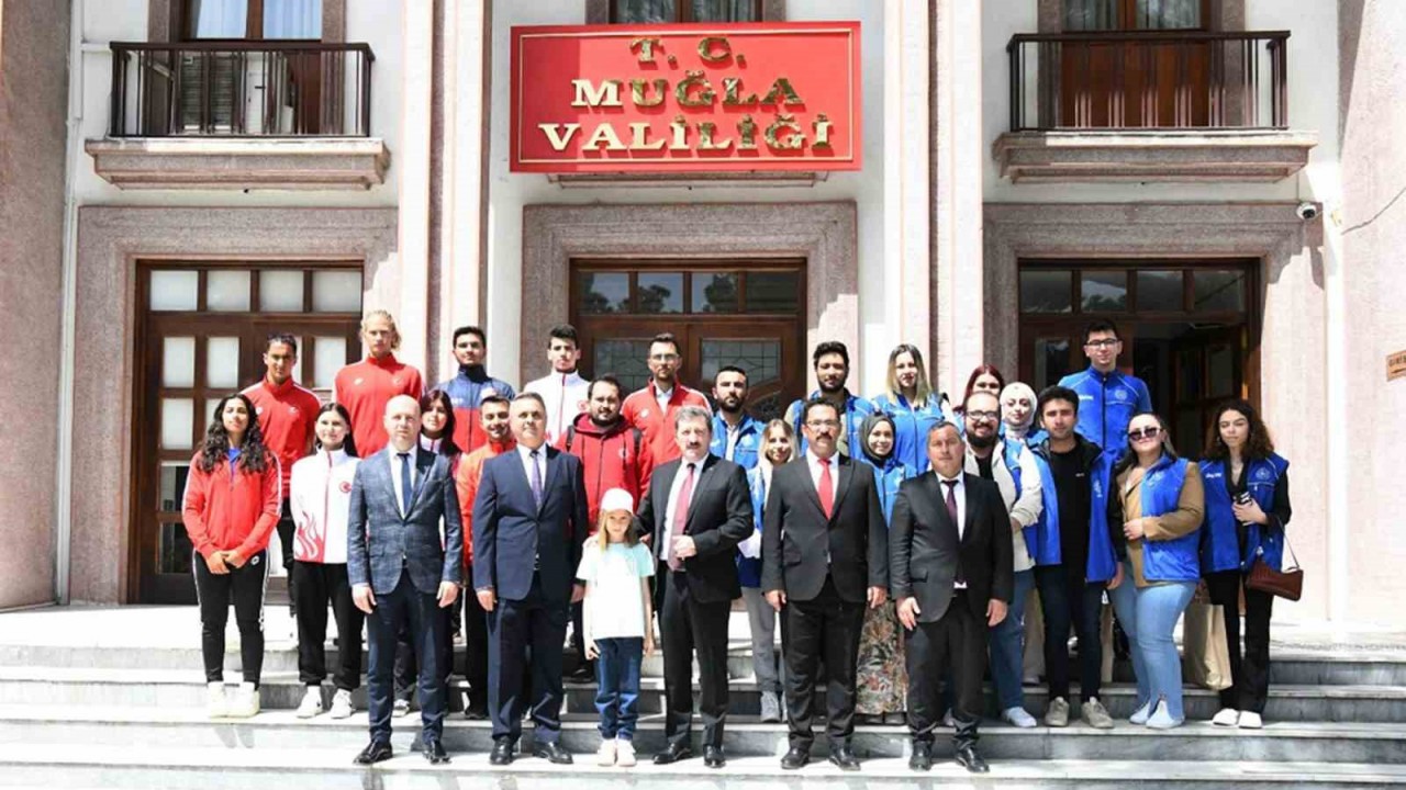 Vali Tavlı, şampiyon sporcu ve gönüllü gençlerle bir araya geldi