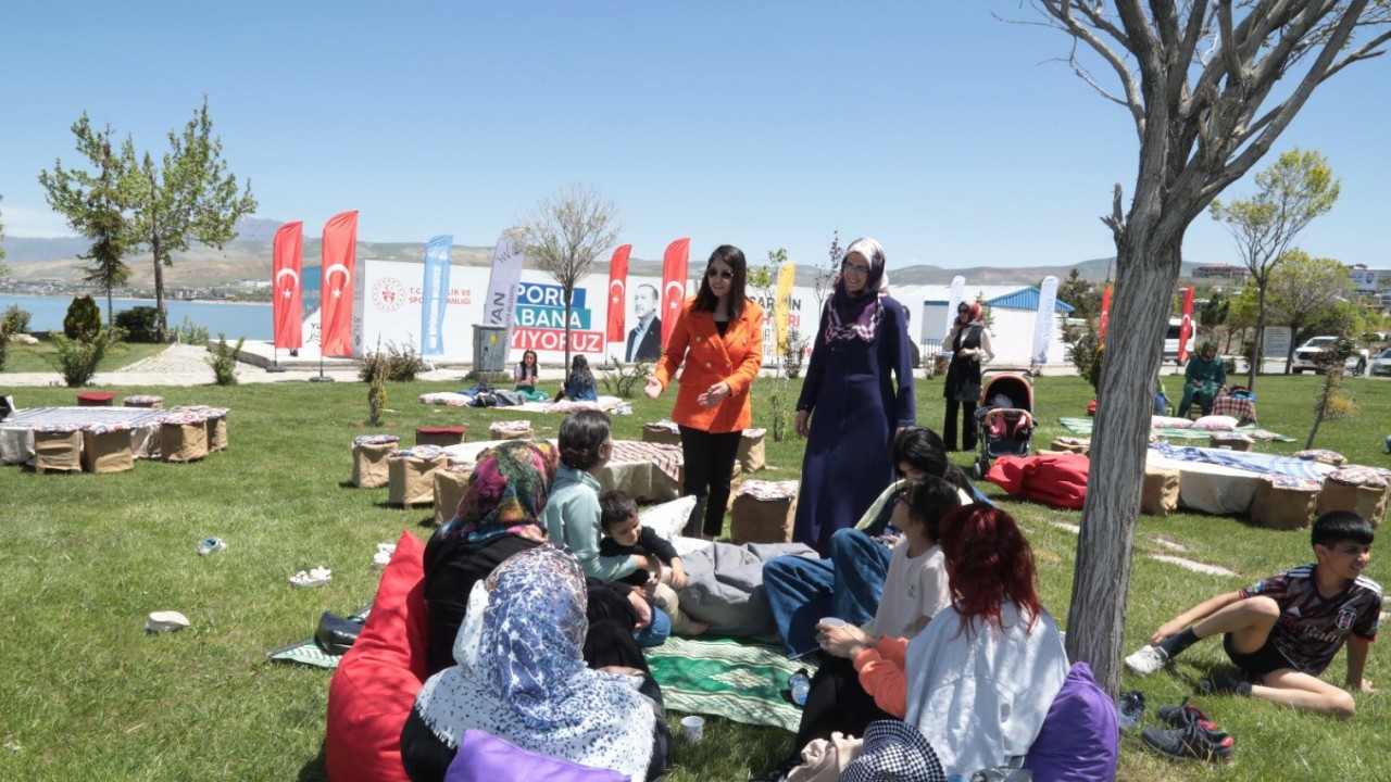 Van Büyükşehir Belediyesi depremzede aileleri Van Gölü kıyısında ağırladı