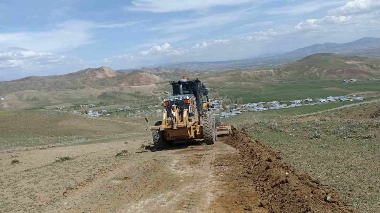 Van Büyükşehir Belediyesinden yol çalışması