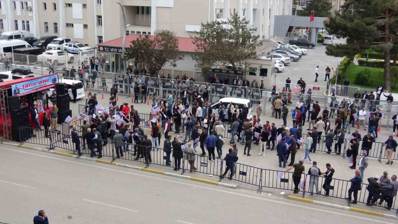 Van’ın bağımsız adayının mitingine 100 kişi katıldı