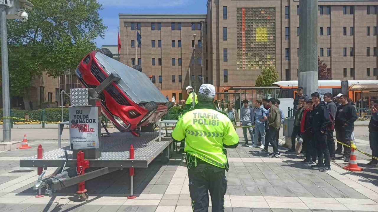 Vatandaşlar takla similasyonu ile emniyet kemerinin önemini idrak etti