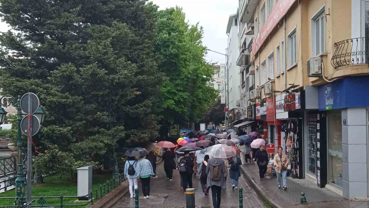 Yağmurda açılan rengarenk şemsiyeler renkli görüntü oluşturdu