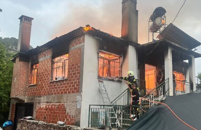 Yangında yaşamını yitiren anne ve oğlu toprağa cerildi