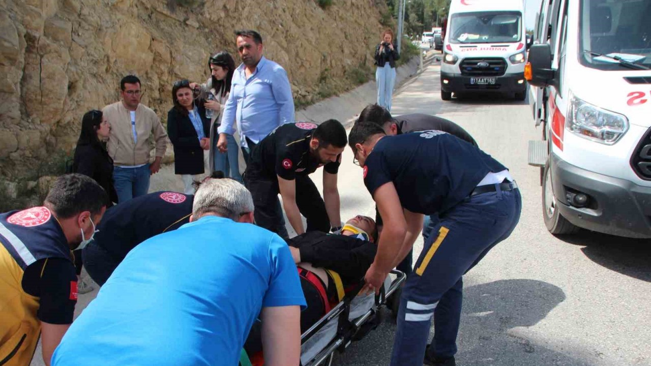 Yemin töreni sonrası trafik kazasına karıştı, olay yerine gelen annesi fenalık geçirdi