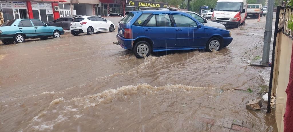 Yenice’de kuvvetli sağanak ve dolu yağışı etkili oldu