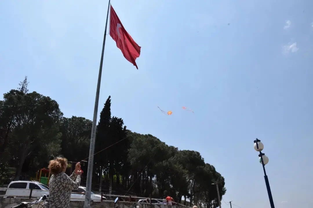 Yenipazar’da rengarenk uçurtmalar gökyüzü süsledi