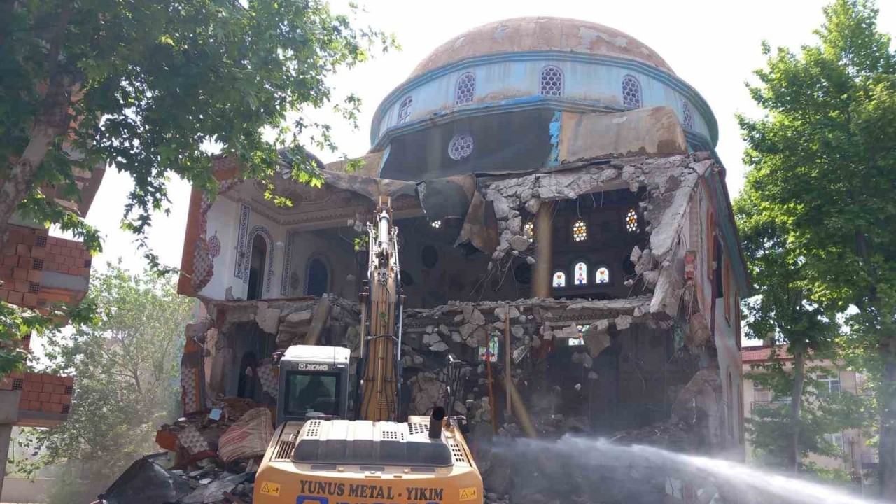 Yenisi yapıldı, hasarlı eski cami yıkıldı