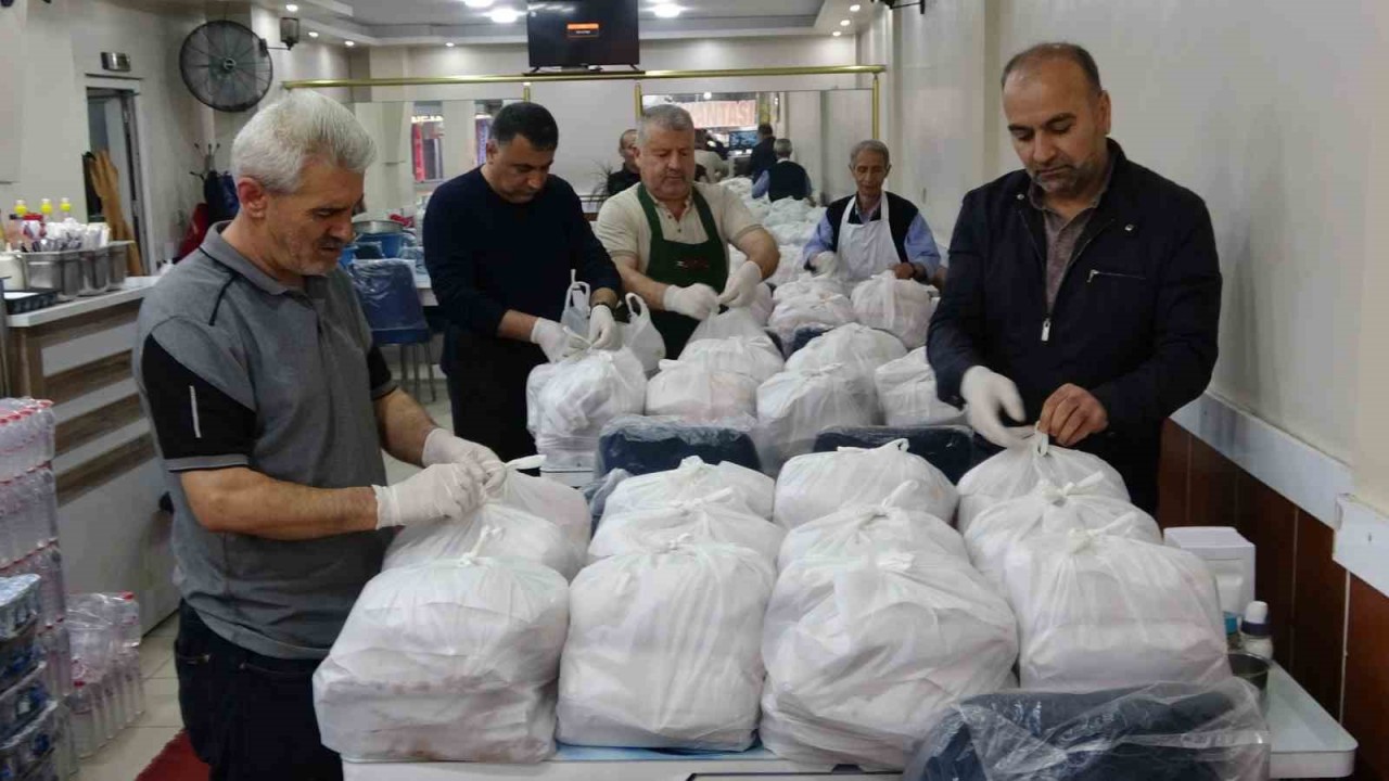 Yüksekovalı gönüllülerden sandık görevlileri için kumanya hazırlığı